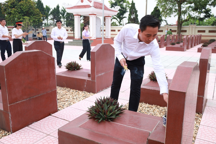 Lãnh đạo xã Minh Châu thành kính dâng hương tưởng niệm các anh hùng liệt sỹ tại nghĩa trang liệt sỹ xã nhà- Ảnh 7.