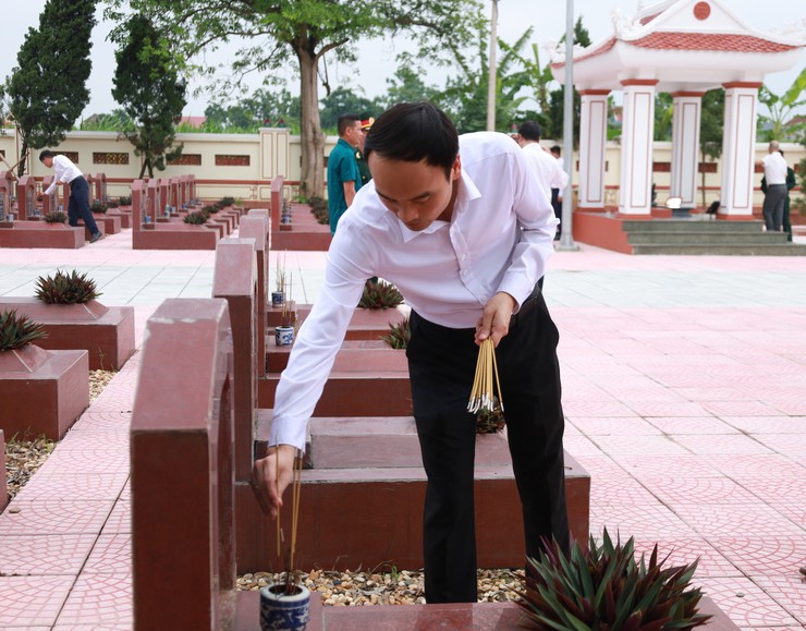Lãnh đạo xã Minh Châu thành kính dâng hương tưởng niệm các anh hùng liệt sỹ tại nghĩa trang liệt sỹ xã nhà- Ảnh 8.