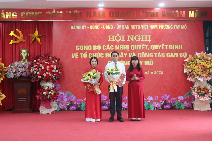 PHƯỜNG TÂY MỖ TỔ CHỨC LỄ CÔNG BỐ CÁC NGHỊ QUYẾT, QUYẾT ĐỊNH VỀ TỔ CHỨC BỘ MÁY VÀ CÔNG TÁC CÁN BỘ- Ảnh 4.