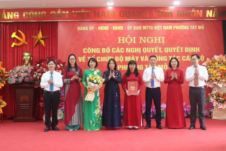 PHƯỜNG TÂY MỖ TỔ CHỨC LỄ CÔNG BỐ CÁC NGHỊ QUYẾT, QUYẾT ĐỊNH VỀ TỔ CHỨC BỘ MÁY VÀ CÔNG TÁC CÁN BỘ- Ảnh 1.
