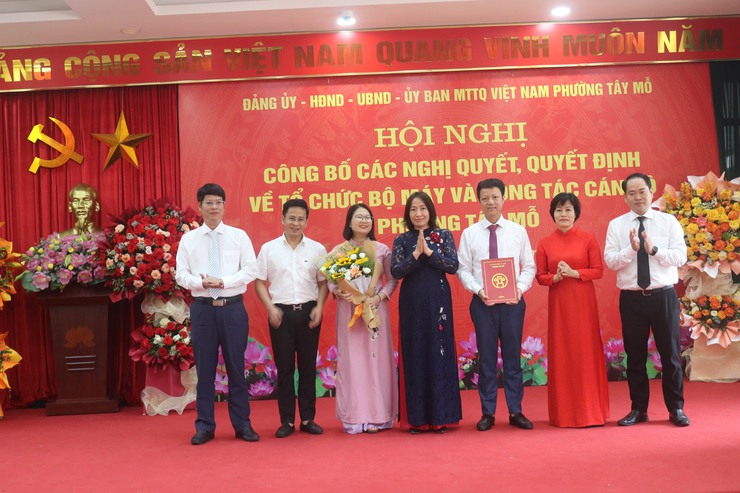 PHƯỜNG TÂY MỖ TỔ CHỨC LỄ CÔNG BỐ CÁC NGHỊ QUYẾT, QUYẾT ĐỊNH VỀ TỔ CHỨC BỘ MÁY VÀ CÔNG TÁC CÁN BỘ- Ảnh 13.