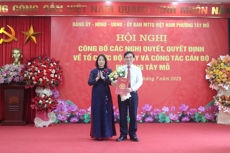 PHƯỜNG TÂY MỖ TỔ CHỨC LỄ CÔNG BỐ CÁC NGHỊ QUYẾT, QUYẾT ĐỊNH VỀ TỔ CHỨC BỘ MÁY VÀ CÔNG TÁC CÁN BỘ- Ảnh 2.
