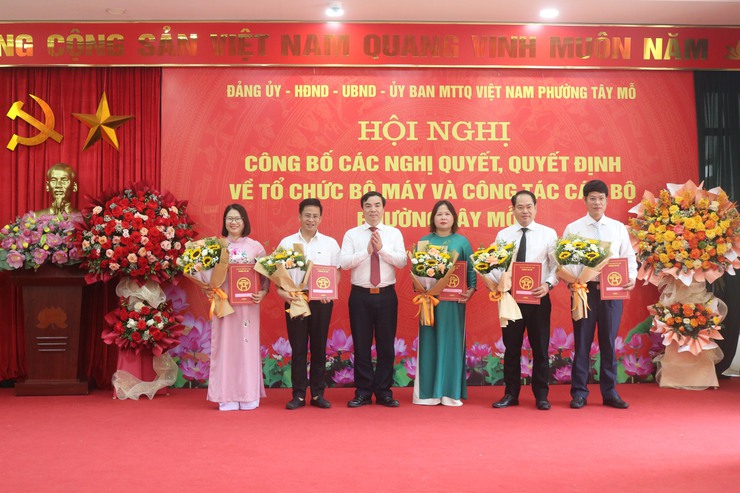 PHƯỜNG TÂY MỖ TỔ CHỨC LỄ CÔNG BỐ CÁC NGHỊ QUYẾT, QUYẾT ĐỊNH VỀ TỔ CHỨC BỘ MÁY VÀ CÔNG TÁC CÁN BỘ- Ảnh 11.