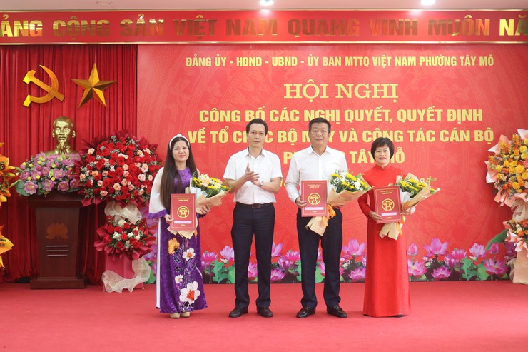 PHƯỜNG TÂY MỖ TỔ CHỨC LỄ CÔNG BỐ CÁC NGHỊ QUYẾT, QUYẾT ĐỊNH VỀ TỔ CHỨC BỘ MÁY VÀ CÔNG TÁC CÁN BỘ- Ảnh 10.