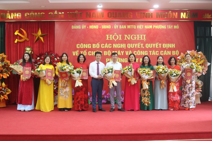 PHƯỜNG TÂY MỖ TỔ CHỨC LỄ CÔNG BỐ CÁC NGHỊ QUYẾT, QUYẾT ĐỊNH VỀ TỔ CHỨC BỘ MÁY VÀ CÔNG TÁC CÁN BỘ- Ảnh 9.