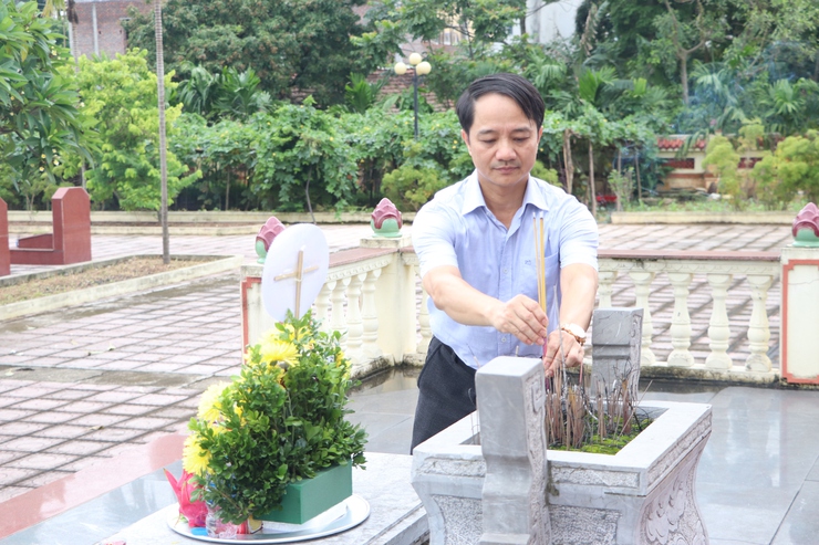 Các đồng chí lãnh đạo xã Bất Bạt dâng hương tại nghĩa trang liệt sỹ- Ảnh 2.