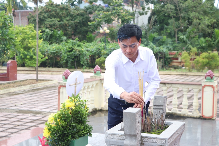 Các đồng chí lãnh đạo xã Bất Bạt dâng hương tại nghĩa trang liệt sỹ- Ảnh 3.
