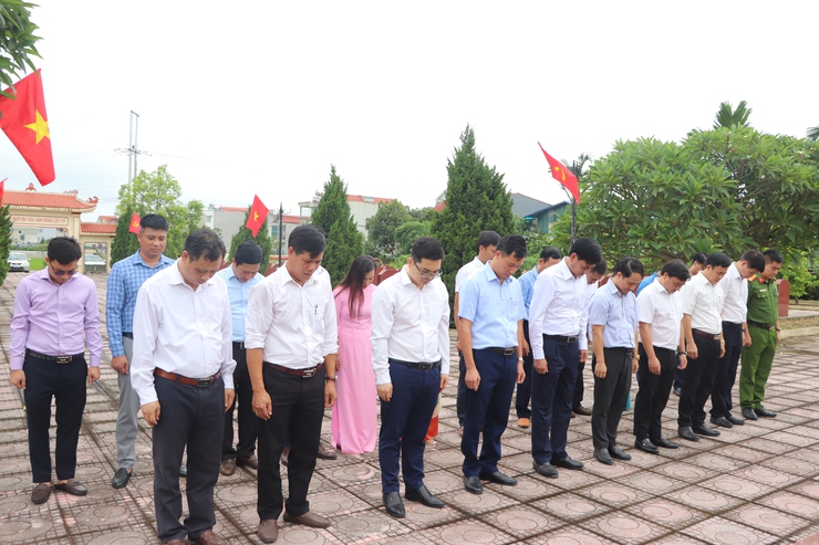 Các đồng chí lãnh đạo xã Bất Bạt dâng hương tại nghĩa trang liệt sỹ- Ảnh 1.
