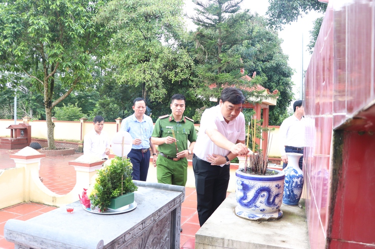 Các đồng chí lãnh đạo xã Bất Bạt dâng hương tại nghĩa trang liệt sỹ- Ảnh 4.