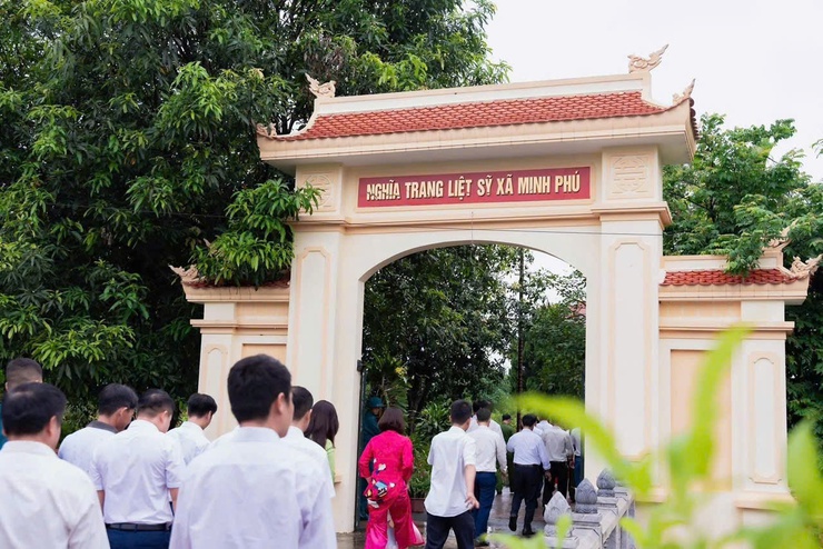 ĐẢNG UỶ-HĐND-UBND-UBMTTQ VIỆT NAM XÃ KIM ANH DÂNG HƯƠNG TƯỞNG NIỆM CÁC ANH HÙNG LIỆT SĨ- Ảnh 4.