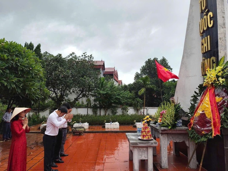 ĐẢNG UỶ-HĐND-UBND-UBMTTQ VIỆT NAM XÃ KIM ANH DÂNG HƯƠNG TƯỞNG NIỆM CÁC ANH HÙNG LIỆT SĨ- Ảnh 3.
