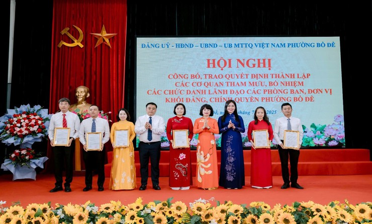 Hội nghị công bố quyết định tổ chức bộ máy, bổ nhiệm cán bộ và giao ban Bí thư chi bộ, tổ trưởng dân phố tháng 7/2025 tại phường Bồ Đề- Ảnh 2.