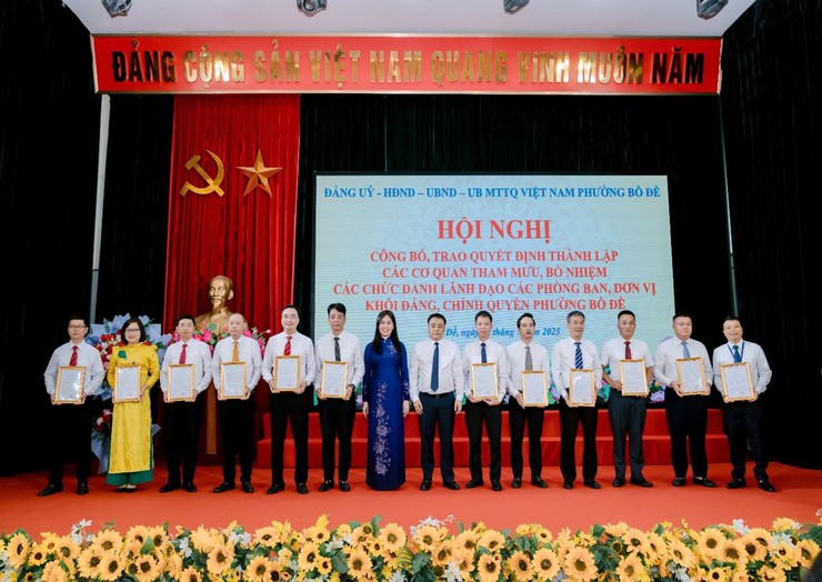 Hội nghị công bố quyết định tổ chức bộ máy, bổ nhiệm cán bộ và giao ban Bí thư chi bộ, tổ trưởng dân phố tháng 7/2025 tại phường Bồ Đề- Ảnh 3.
