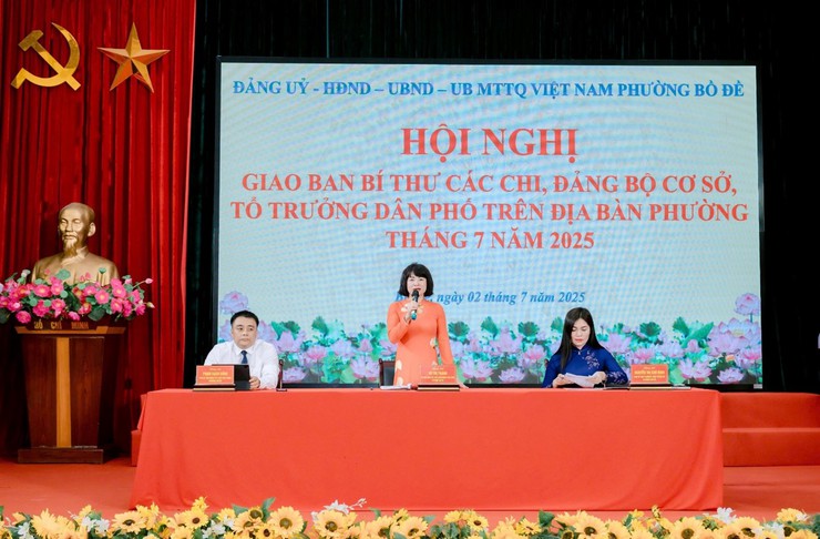 Hội nghị công bố quyết định tổ chức bộ máy, bổ nhiệm cán bộ và giao ban Bí thư chi bộ, tổ trưởng dân phố tháng 7/2025 tại phường Bồ Đề- Ảnh 1.