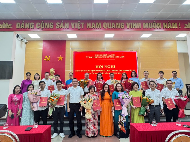 PHƯỜNG KIM LIÊN: TRAO CÁC QUYẾT ĐỊNH VỀ TỔ CHỨC BỘ MÁY VÀ CÔNG TÁC CÁN BỘ- Ảnh 2.