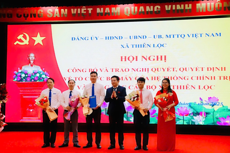 Hội nghị công bố và trao các Nghị quyết, Quyết định về tổ chức bộ máy và công tác cán bộ của xã Thiên Lộc- Ảnh 4.