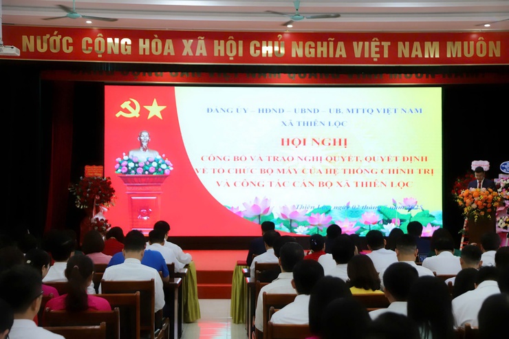 Hội nghị công bố và trao các Nghị quyết, Quyết định về tổ chức bộ máy và công tác cán bộ của xã Thiên Lộc- Ảnh 2.