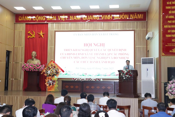 UBND xã Bát Tràng công bố các quyết định thành lập tổ chức bộ máy và công tác cán bộ sau sắp xếp đơn vị hành chính- Ảnh 1.