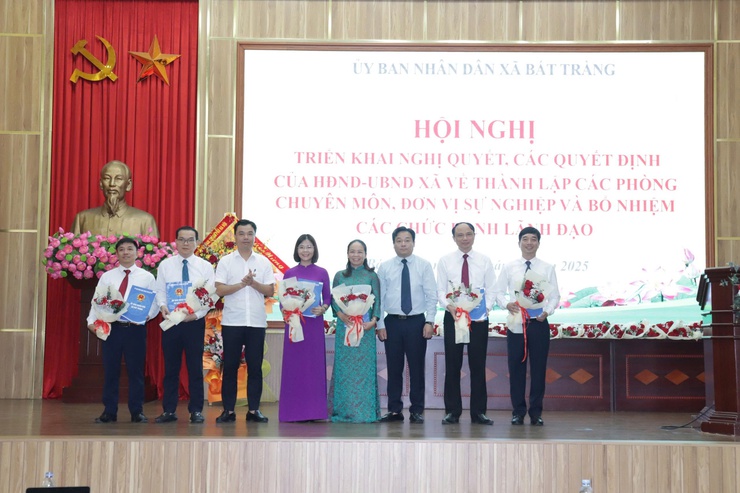 UBND xã Bát Tràng công bố các quyết định thành lập tổ chức bộ máy và công tác cán bộ sau sắp xếp đơn vị hành chính- Ảnh 4.
