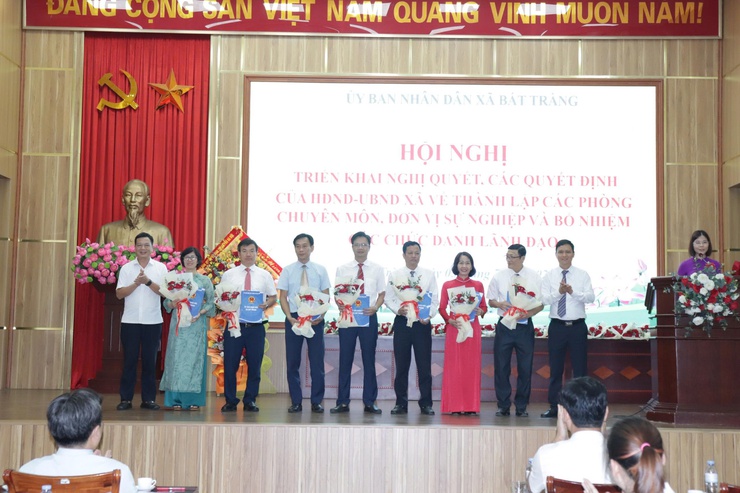 UBND xã Bát Tràng công bố các quyết định thành lập tổ chức bộ máy và công tác cán bộ sau sắp xếp đơn vị hành chính- Ảnh 5.