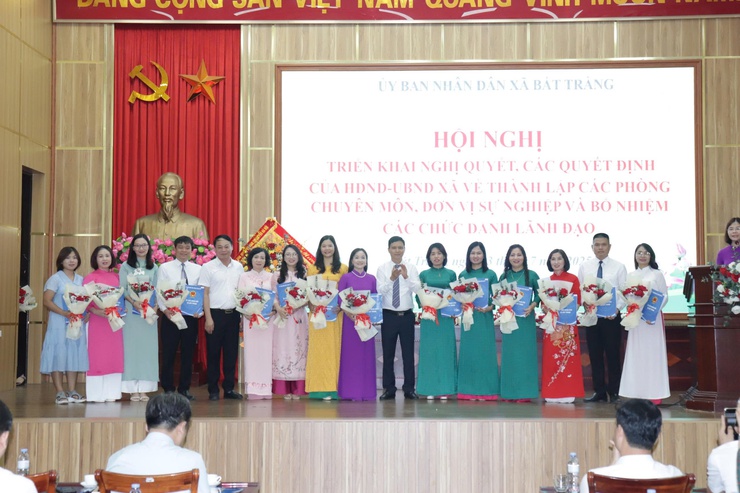 UBND xã Bát Tràng công bố các quyết định thành lập tổ chức bộ máy và công tác cán bộ sau sắp xếp đơn vị hành chính- Ảnh 6.