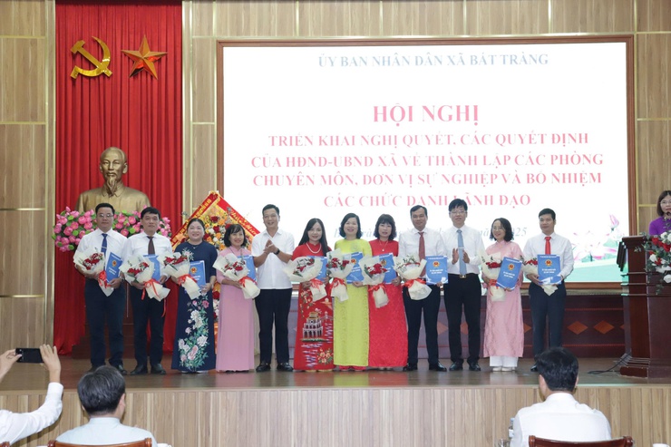 UBND xã Bát Tràng công bố các quyết định thành lập tổ chức bộ máy và công tác cán bộ sau sắp xếp đơn vị hành chính- Ảnh 7.