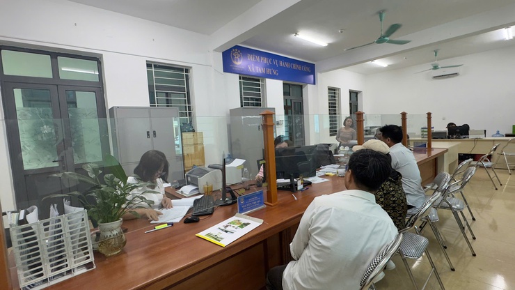 TAM HƯNG: ĐẨY MẠNH CẢI CÁCH, KHẮC PHỤC KHÓ KHĂN TRONG GIẢI QUYẾT THỦ TỤC HÀNH CHÍNH TẠI ĐIỂM PHỤC VỤ HÀNH CHÍNH CÔNG- Ảnh 2.
