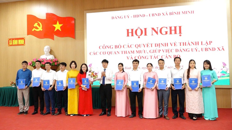 UBND xã Bình Minh tổ chức Hội nghị công bố quyết định thành lập các cơ quan chuyên môn và công tác cán bộ theo Nghị định 150/2025/NĐ-CP- Ảnh 8.