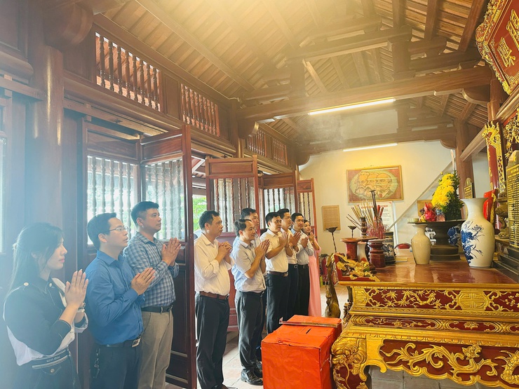 Các đồng chí lãnh đạo xã Bất Bạt dâng hương tại nghĩa trang liệt sỹ- Ảnh 6.