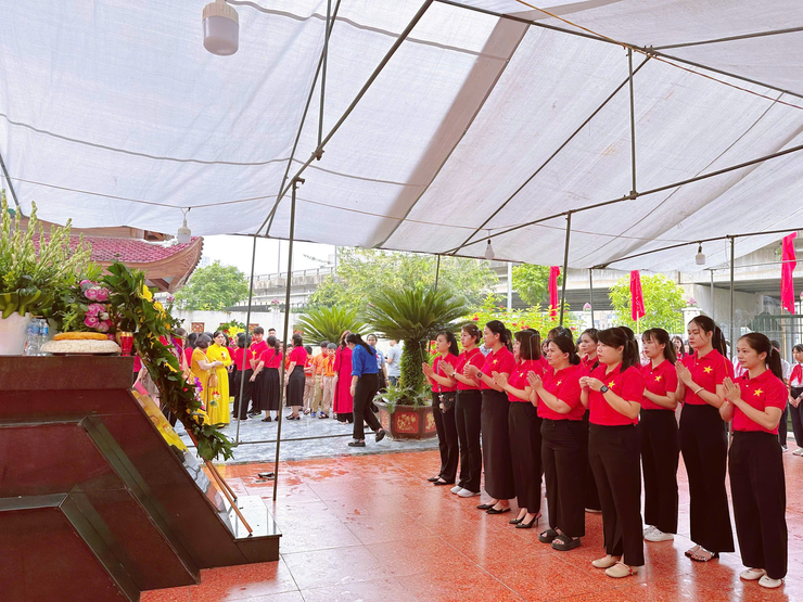 Trường Mầm non Hoàng Liệt tham gia lễ dâng hương tri ân các anh hùng liệt sĩ nhân kỷ niệm 78 năm Ngày Thương binh - Liệt sĩ (27/7/1947-27/7/2025)- Ảnh 1.