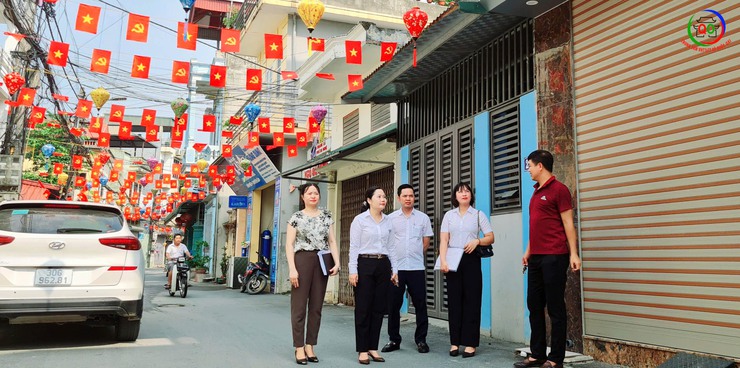 Xã Quốc Oai kiểm tra, chấm điểm cuộc thi “Giữ gìn thôn sáng, xanh, sạch, đẹp, an toàn” tháng 7/2025- Ảnh 1.