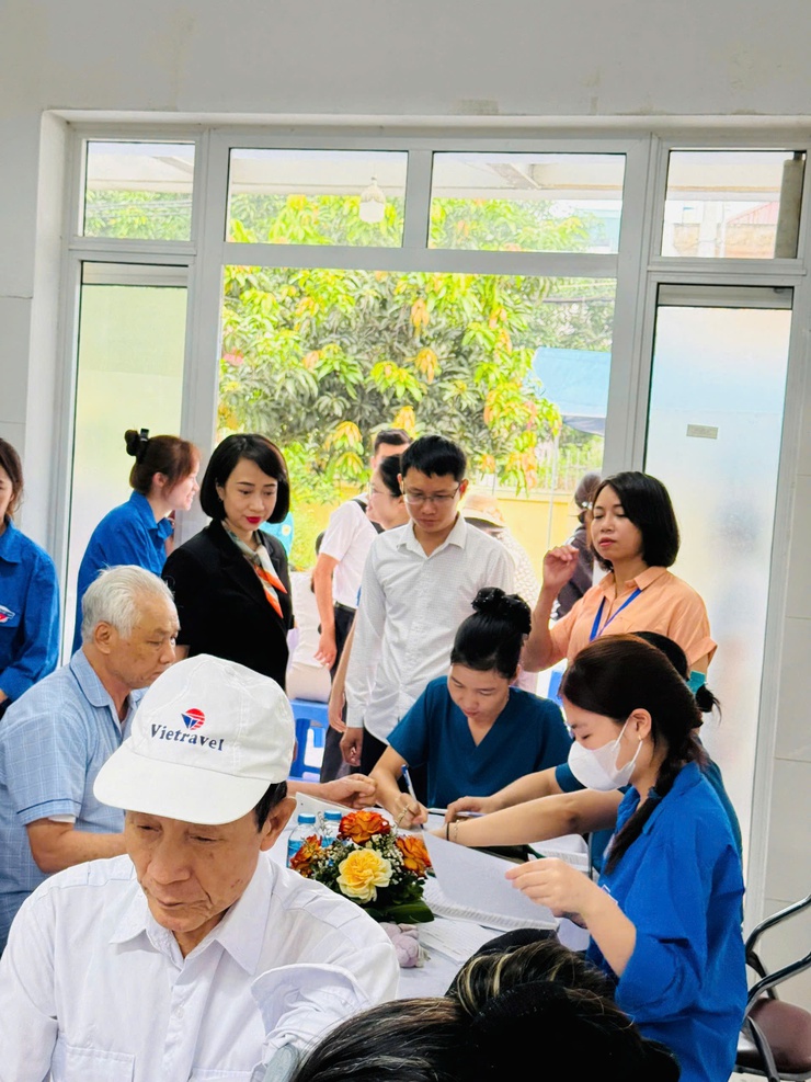 250 người có công và thân nhân người có công được khám, tư vấn và cấp thuốc miễn phí- Ảnh 2.