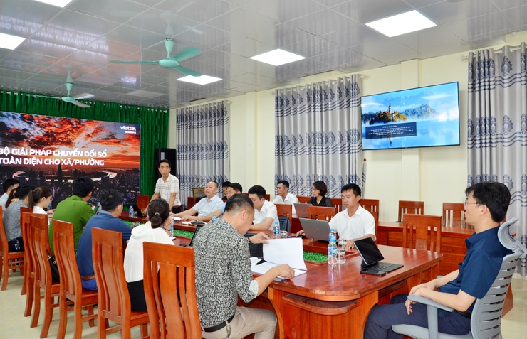 Lãnh đạo phường Tùng Thiện làm việc với Tập đoàn Viettel về công tác chuyển đổi số - Ảnh 1.
