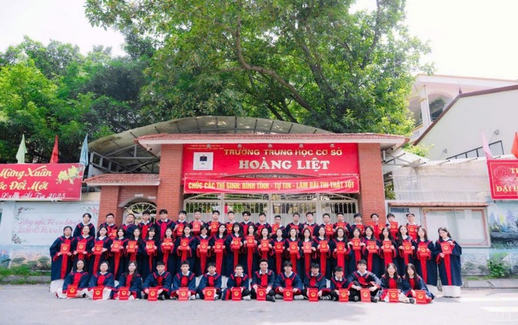 Vinh danh thành tích thi vào lớp 10 THPT đầy tự hào 
của thầy và trò trường THCS Hoàng Liệt- Ảnh 2.