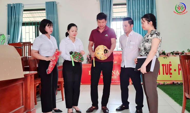 Xã Quốc Oai kiểm tra, chấm điểm cuộc thi “Giữ gìn thôn sáng, xanh, sạch, đẹp, an toàn” tháng 7/2025- Ảnh 3.