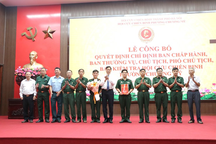 Phường Chương Mỹ tổ chức lễ trao quyết định chỉ định Ban chấp hành Hội Cựu chiến binh phường- Ảnh 4.