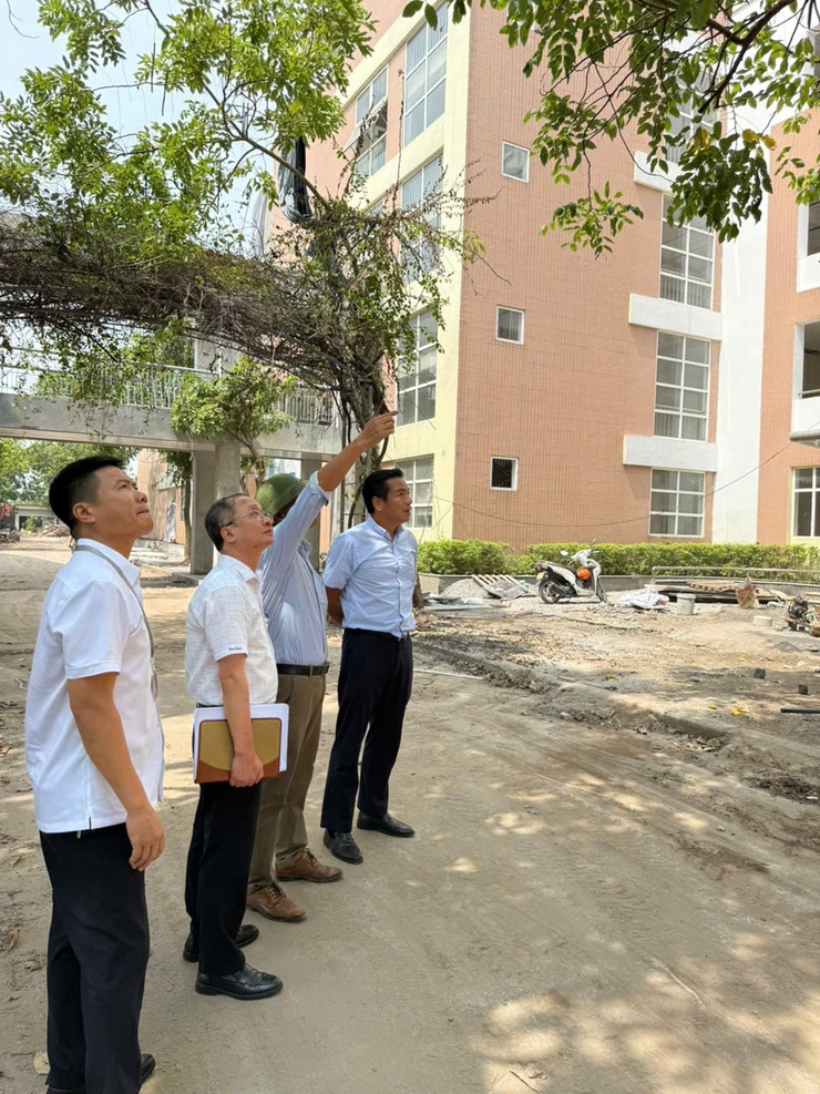 Đồng chí Chủ tịch UBND phường Long Biên, kiểm tra hiện trường, tiến độ triển khai các dự án- Ảnh 1.