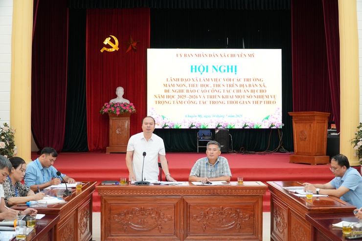 Lãnh đạo xã làm việc với các trường học trên địa bàn để nghe báo cáo công tác chuẩn bị cho năm học mới 2025-2026- Ảnh 1.