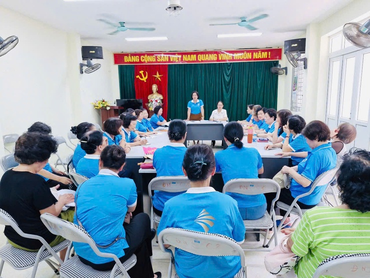 HỘI LIÊN HIỆP PHỤ NỮ PHƯỜNG HAI BÀ TRƯNG TỔ CHỨC HỘI NGHỊ GIAO BAN VỚI 66 CHI HỘI TRỰC THUỘC HỘI, TRIỂN KHAI NHIỆM VỤ CÔNG TÁC THÁNG 8 NĂM 2025- Ảnh 2.