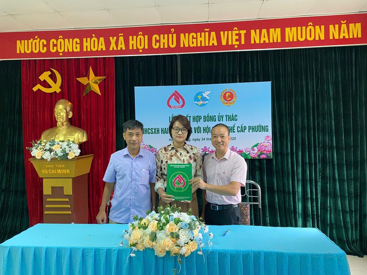 Lễ ký kết hợp đồng ủy thác cho vay hộ nghèo và các đối tượng chính sách khác với các tổ chức chính trị - xã hội trên địa bàn phường Hai Bà Trưng.- Ảnh 1.