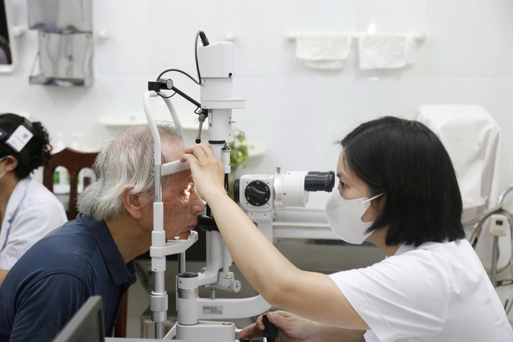 Phường Hà Đông khám sức khỏe, tặng quà đối tượng chính sách, người có công- Ảnh 2.