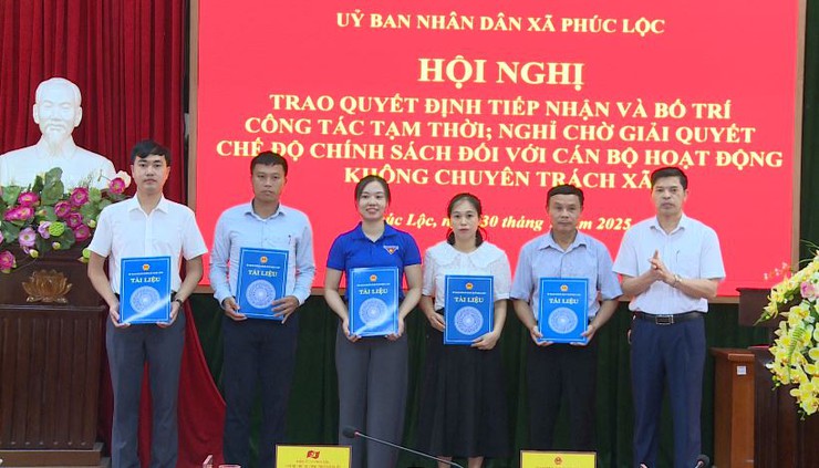 Hội nghị trao Quyết định tiếp nhận và bố trí tạm thời; nghỉ chờ giải quyết chế độ chính sách đối với cán bộ hoạt động không chuyên trách xã- Ảnh 6.
