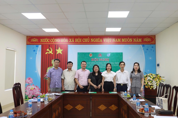 Các hội đoàn thể phường Tây Hồ, Phú Thượng ký kết hợp đồng ủy thác với Ngân hàng chính sách xã hội Tây Hồ- Ảnh 2.