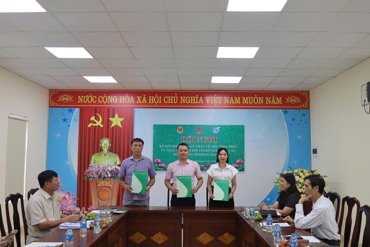 Các hội đoàn thể phường Tây Hồ, Phú Thượng ký kết hợp đồng ủy thác với Ngân hàng chính sách xã hội Tây Hồ- Ảnh 1.