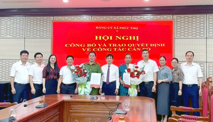 Xã Phúc Thọ trao các Quyết định về công tác cán bộ- Ảnh 1.