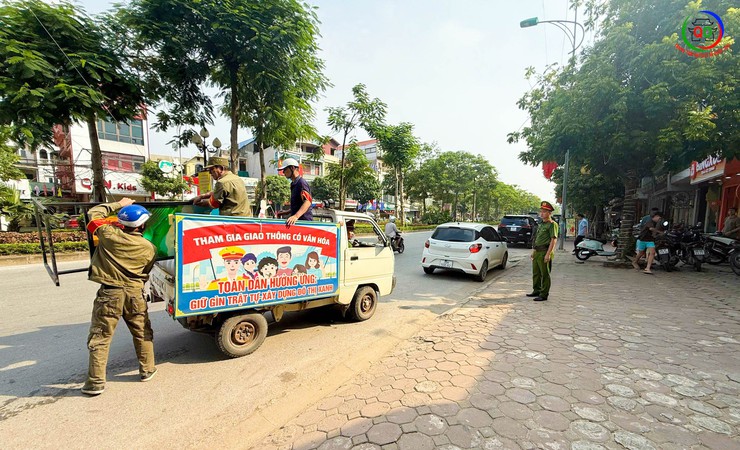 Xã Quốc Oai ra quân xử lý vi phạm trật tự đô thị, lập lại “đường thông, hè thoáng”- Ảnh 1.