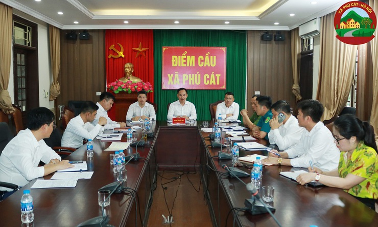 UBND xã Phú Cát tổ chức hội nghị tập thể kiểm điểm công tác tháng 7, triển khai nhiệm vụ công tác tháng 8/2025- Ảnh 1.