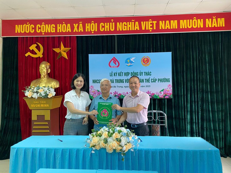 Ký kết hợp đồng ủy thác cho vay các đối tượng chính sách khác trên địa bàn phường Bạch Mai.- Ảnh 1.