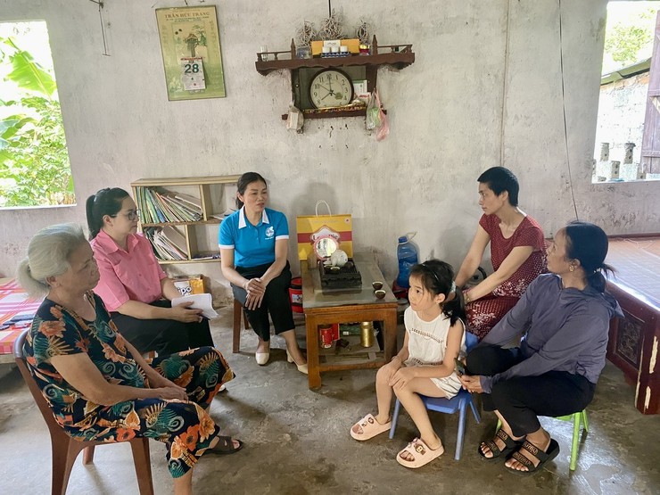Hội LHPN xã Phúc Lộc trao quà chương trình "Mẹ đỡ đầu" cho trẻ mồ côi tại thôn Sen Phương 5- Ảnh 1.