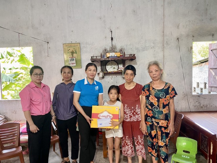 Hội LHPN xã Phúc Lộc trao quà chương trình "Mẹ đỡ đầu" cho trẻ mồ côi tại thôn Sen Phương 5- Ảnh 2.
